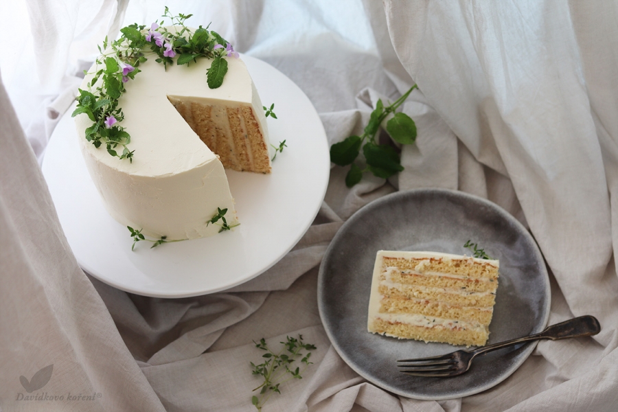 Vertikálna bazová torta s bylinkovým krémom